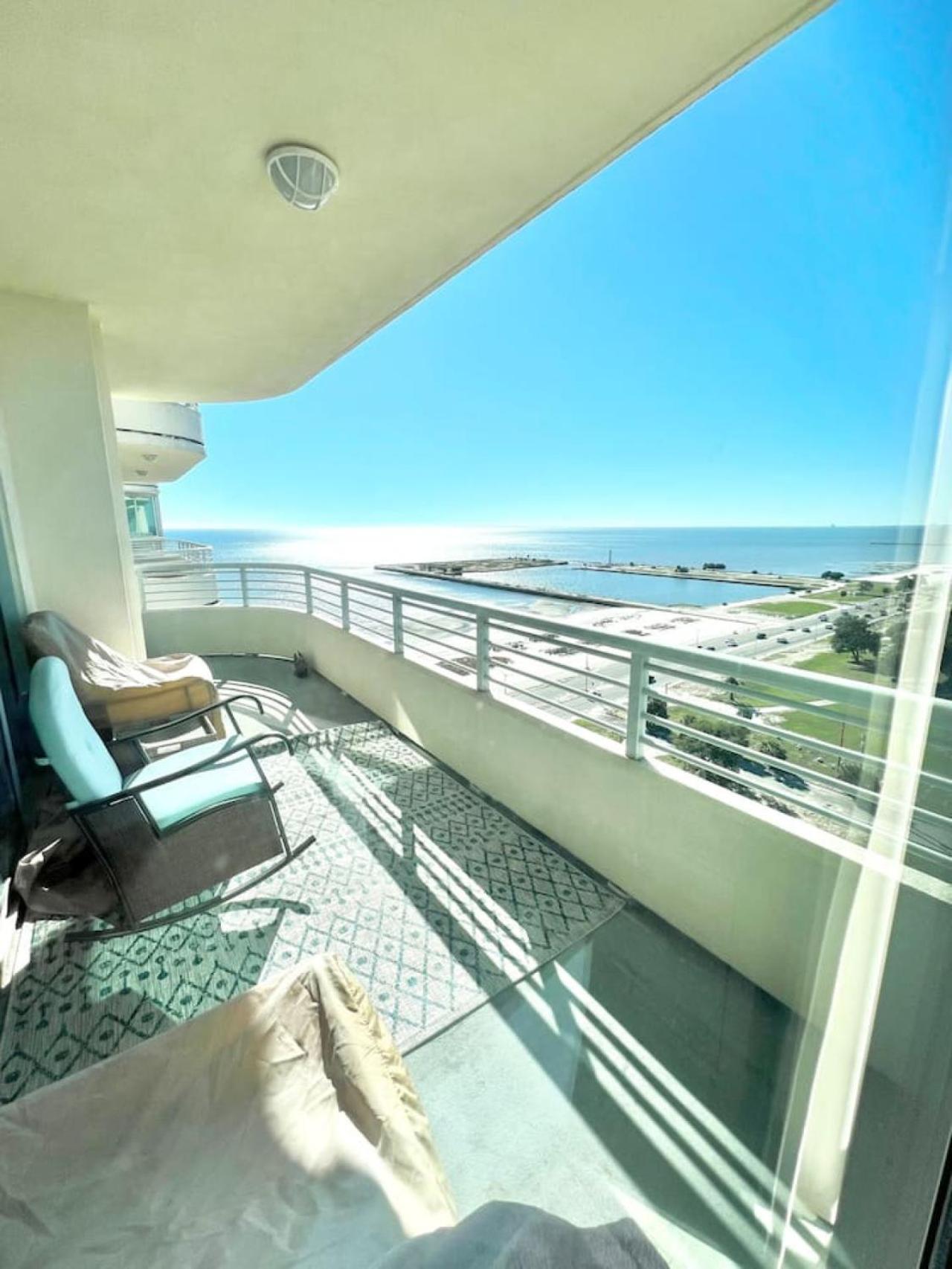 Apartment Just Beachy Get-away *